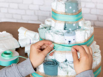 Tarta de pañales: decora la tarta con varias cintas.