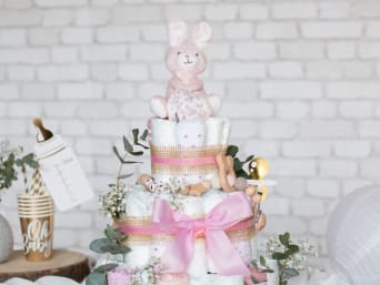 Detalles decorativos de la versión para niñas de la tarta de pañales.