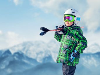Kinder Skibekleidung: Kleiner Junge macht Pause beim Skifahren. 