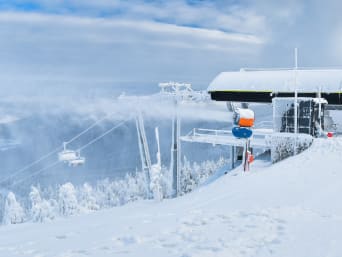Wyciąg narciarski na Czarnej Górze na tle zimowego krajobrazu Sudetów.