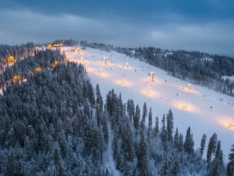 Najpiękniejsze polskie ośrodki narciarskie: oświetlony stok w Białce Tatrzańskiej zaprasza do szusowania.