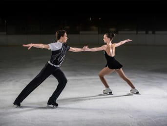 Sukienka łyżwiarska dla dzieci – duet podczas choreografii na lodzie.