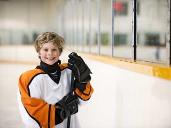 Eishockey Kinder: Junge nach dem Eishockey-Training in der Eishalle.