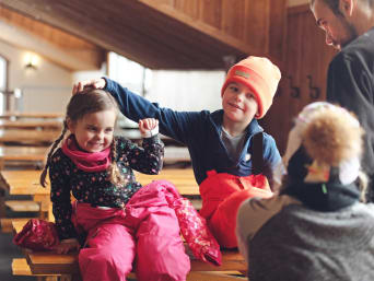  Bezoek aan een skihal: familie trekt hun sneeuwpakken aan.