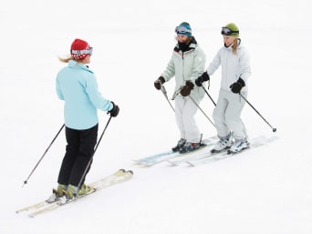 Indoor-Skihalle: Zwei Frauen nehmen an einer Trainingsstunde im Skifahren teil.