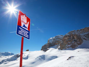 Reglas del esquí: una señal de stop con un mensaje de advertencia en una estación de esquí. 
