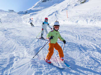 Skifahren lernen: Kinder üben auf einer Trainingspiste das Skifahren.