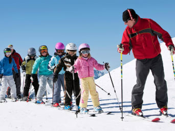 Skifahren lernen: Kinder erhalten Skiunterricht in einer Skischule.