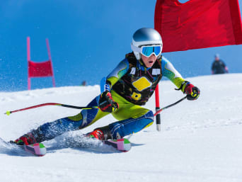 Kinder Skifahren: Nachwuchssportler nimmt an einem Slalomrennen im Skifahren teil.