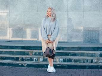 Plus size fashion: how to hide wide hips.