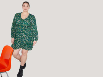 Tops and dresses for an O body shape: a V-neckline will make your upper body appear longer.