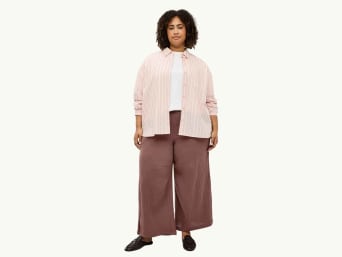 Vrouw in laagjeslook: jasjes en blouses kunnen vollere bovenarmen camoufleren. Vrouw in laagjeslook: jasjes en blouses kunnen vollere bovenarmen camoufleren.