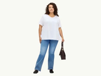 Welche Jeans bei dicken Beinen? Frau in Jeans, die dicken Oberschenkeln schmeicheln. Welche Jeans bei dicken Beinen? Frau in Jeans, die dicken Oberschenkeln schmeicheln.