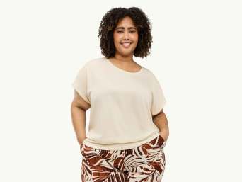 Clothing for larger bust sizes: Flowing fabrics with a flattering neckline. Clothing for larger bust sizes: Flowing fabrics with a flattering neckline.