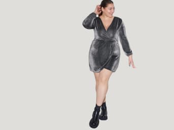 Vestidos para cuerpos reloj de arena: los vestidos de línea evasé son favorecedores para siluetas de reloj de arena.