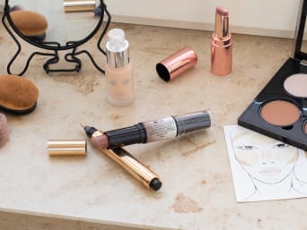 Make your face look slimmer with make-up: make-up accessories needed for perfect contouring.