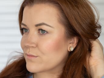 Make-up voor ronde gezichten: samenspel van contourproduct, blush en highlighter.