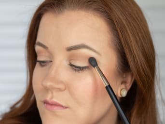 Maquillage contouring visage rond : maquiller le regard et les lèvres pour affiner le visage. 