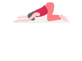 Une femme pratique l'exercice du chiot allongé.