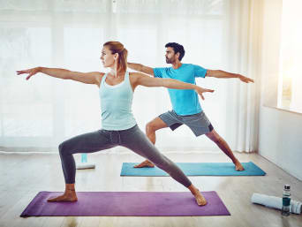 Hatha Yoga für Anfänger - ein Paar beim Yoga.