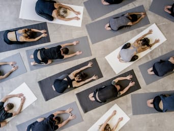 Kundalini Yoga - Übende in der Stellung des Kindes.