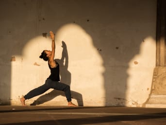 Yoga saludable: una mujer practica yoga en casa.