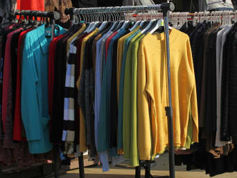 Używane ubrania w dobrym stanie są sprzedawane w second handach.