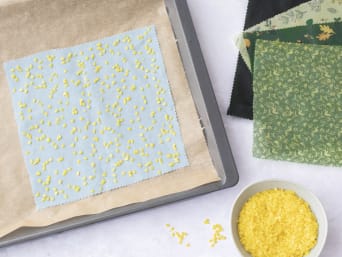 Instructions on beeswax wraps: pieces of fabric with beeswax on a baking tray.