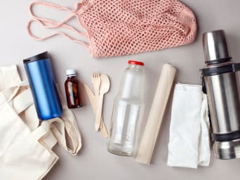 Alternative zéro déchet : vaisselle et sacs réutilisables permettent de réduire la consommation d’emballages plastiques.