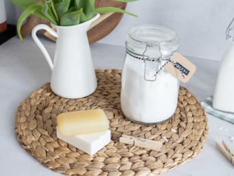 DIY-Waschmittel: Zutaten für selbst gemachtes Waschpulver und Flüssigwaschmittel.