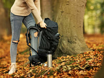 Close up van de benen van een wandelaar met de juiste wandelschoenen.