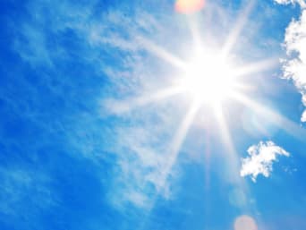 Sonnenstrahl – Die UV-Strahlen dringen ohne Sonnenschutz tief in die Haut ein.