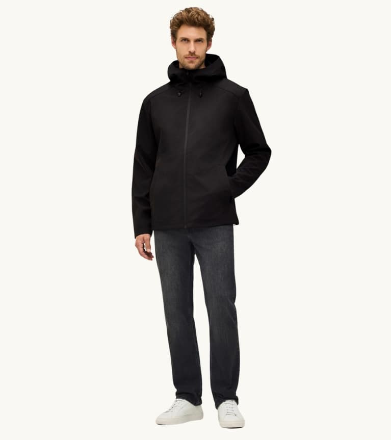 Eine Winterjacke oder ein Wintermantel gehören zur Grundausstattung im Kleiderschrank.