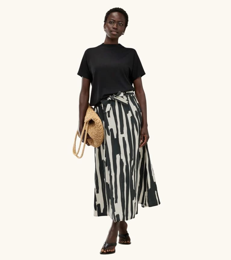 Mit einfarbigen Röcken lassen sich elegante und feminine Looks kombinieren.