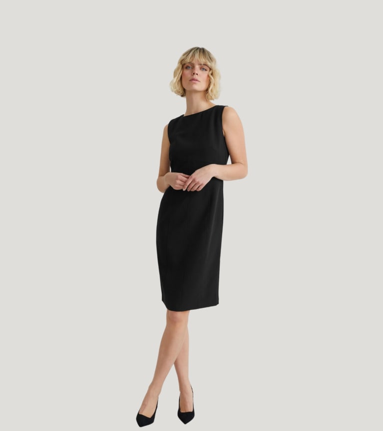 Robe basique : la petite robe noire est une pièce classique d’une garde-robe capsule de femmes. 