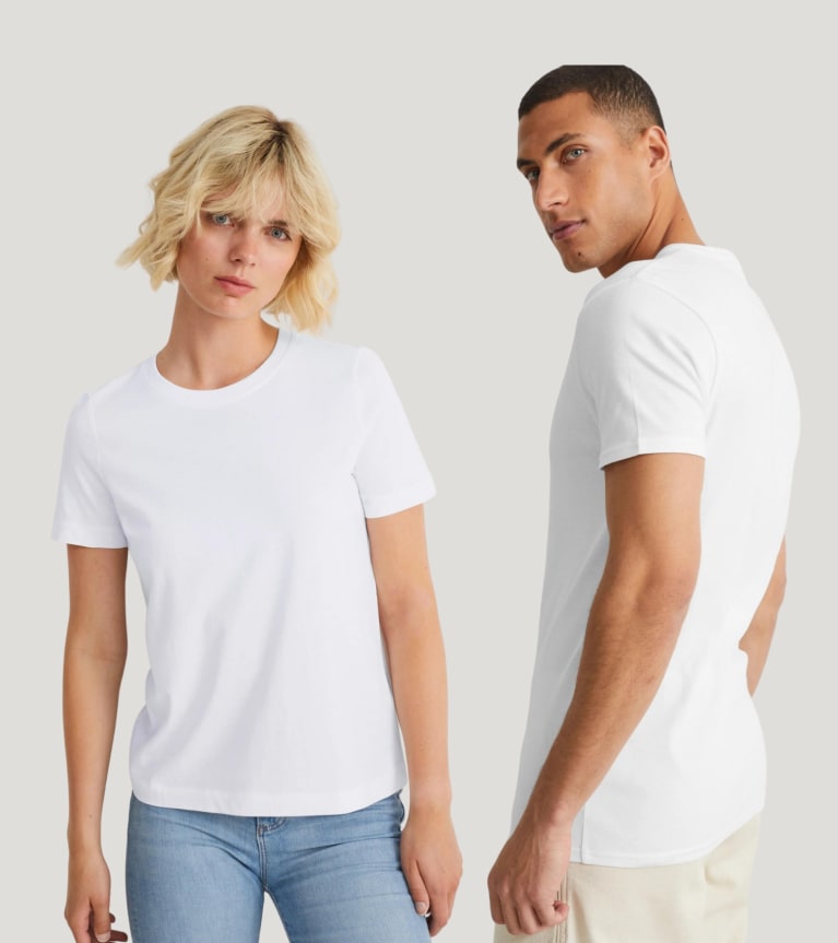Abbigliamento essenziale uomo e donna: le magliette bianche sono semplici e versatili.