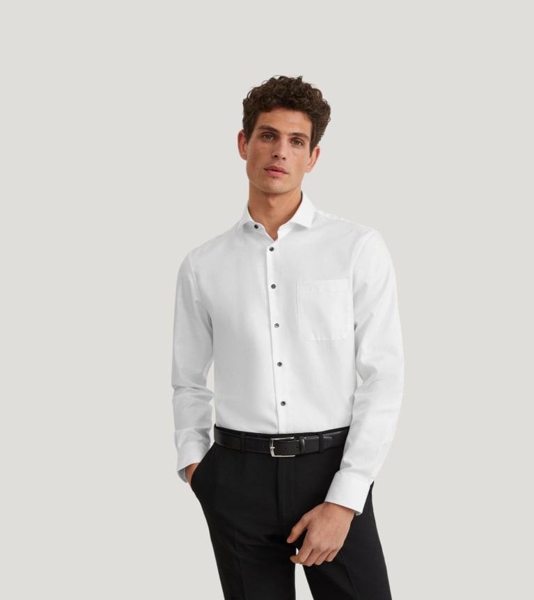Garde-robe capsule homme : les chemises business font partie des basiques pour homme.