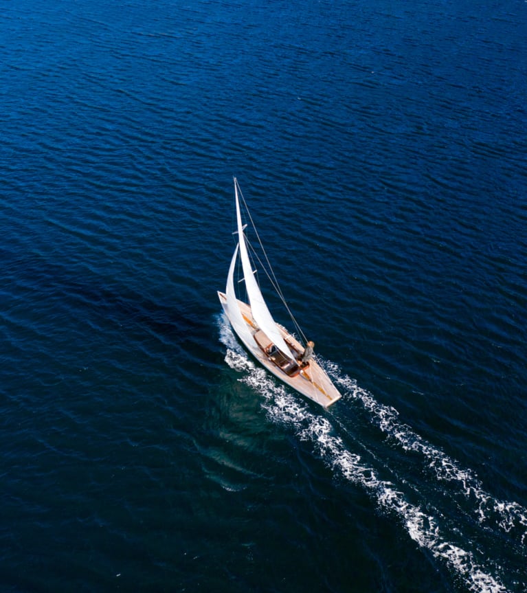 Segeln lernen: Ein Segelboot auf ruhigem Wasser.