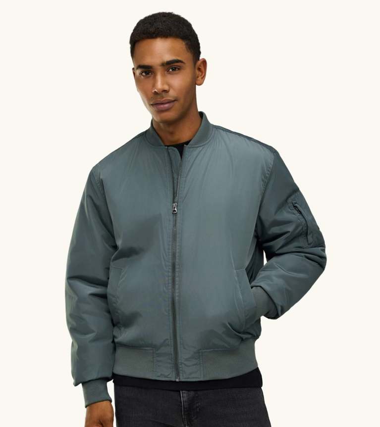 Pánská bunda bomber: Bunda bomber je stylovým a hřejivým parťákem do mírné zimy.
