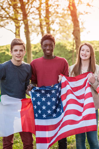 Estancias en el extranjero: varios estudiantes posan con las banderas de sus respectivos países.