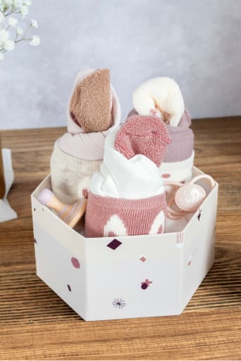 Cupcake realizzate con abitini per neonati come regalo per il baby shower