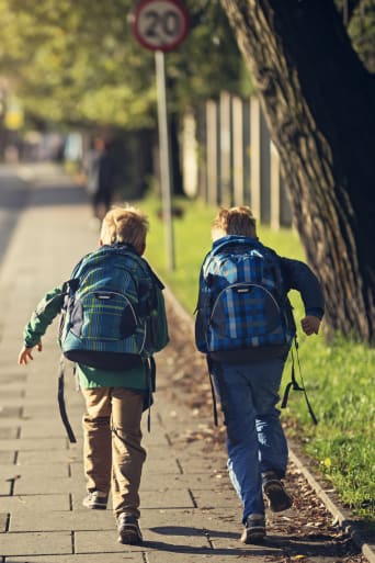 Ratgeber sicherer Schulweg – Kind gehen zur Schule.