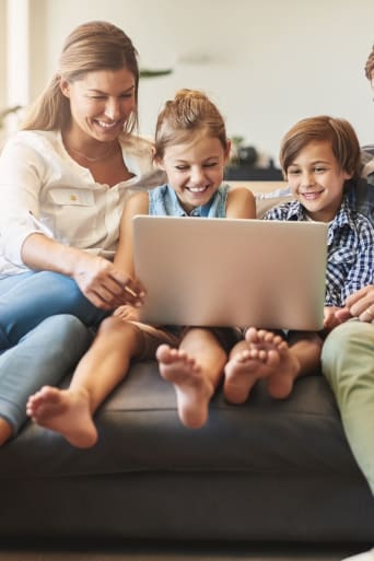 Bezpieczeństwo w sieci – szczęśliwa rodzina podczas surfowania w Internecie. 