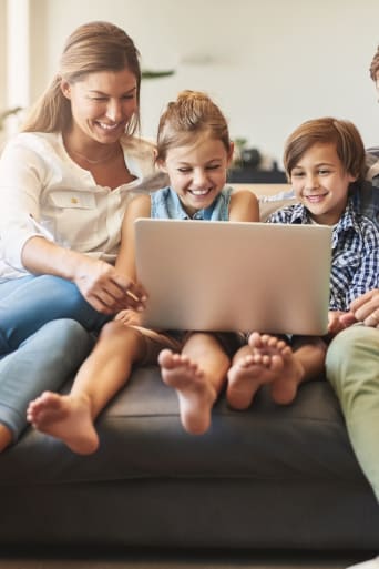 Gids voor mediageletterdheid - Gezin dat samen een laptop gebruikt.