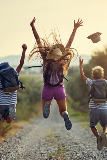 Gids avontuurlijke vakantie – kinderen zijn enthousiast over het begin van de vakantie.