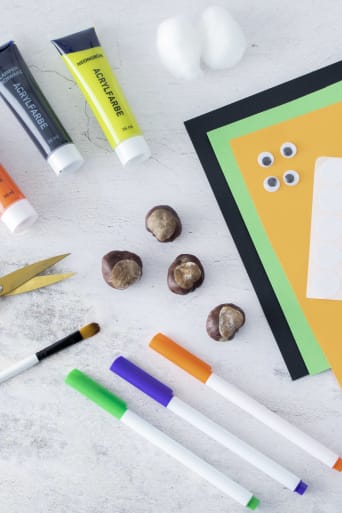 Bastelideen für Kinder – Bastelmaterialien liegen auf einem Tisch.