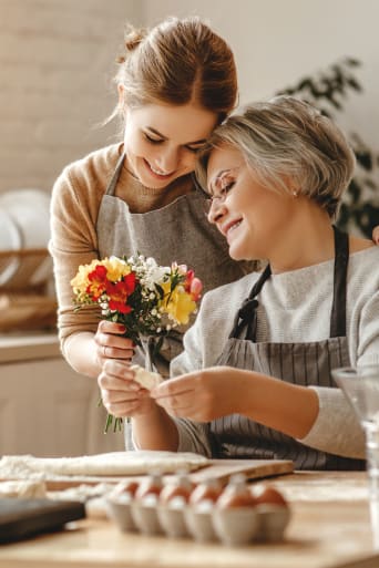 Ideas para el Día de los Abuelos: una mujer y su nieta pasan el día juntas.