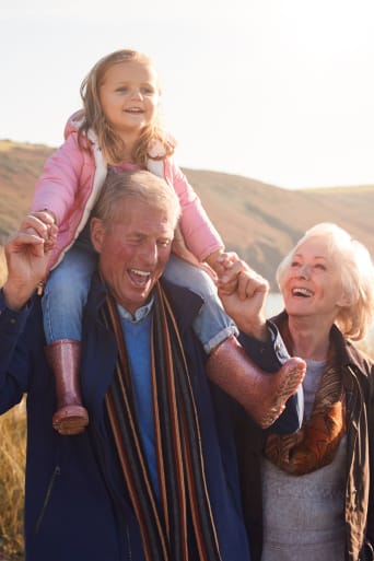 Loisirs à la retraite et en famille : des grands-parents en vacances avec leur petite-fille.