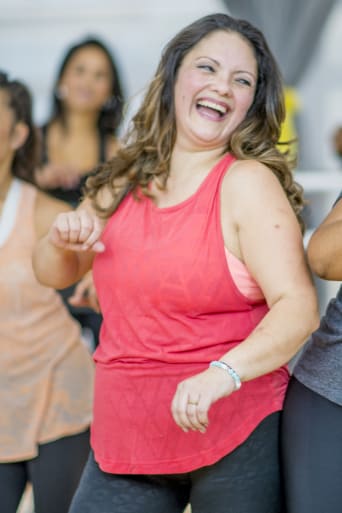 Sportieve hobby's voor volwassenen: dansgroep heeft plezier in dansen.