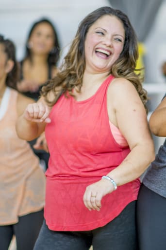 Idee sport adulti: gruppo di donne si diverte in un corso di danza.